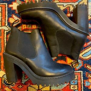 Dr. Martens Hurston Chelsea Heeled Boot